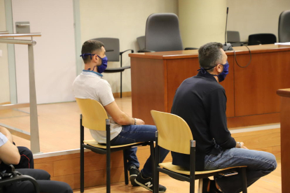 Els dos acusats, en la primera sessió del judici celebrada ahir a l’Audiència de Lleida.