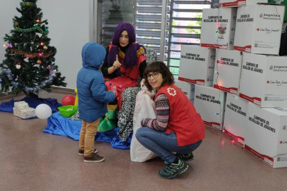 La Vermelleta de Creu Roja repartiendo los juguetes solidarios entre los más pequeños. 