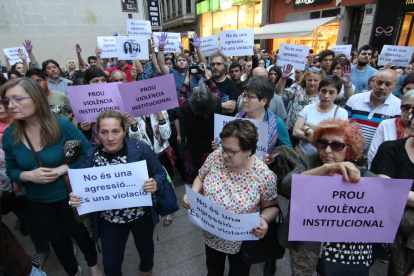 Una protesta a Lleida contra la sentència de La Manada per la violació dels Sanfermines.