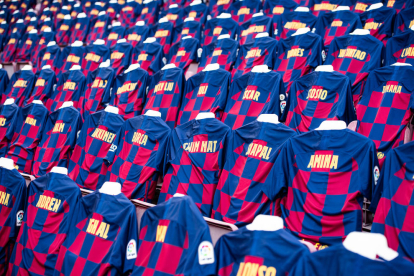 El Barça va posar 3.000 samarretes amb el nom d’aficionats culers a la grada del Camp Nou.