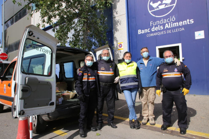 Imatge ahir dels voluntaris de Protecció Civil amb membres del Banc dels Aliments.