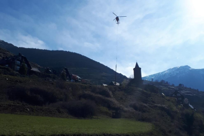 Imagen del helicóptero con uno de los dos postes de luz que se han sustituido en Vielha. 