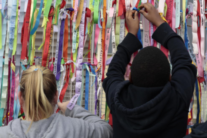 Alcarràs  -  La comunidad educativa de la Escola Parc del Saladar interpretó canciones y colgó unas cintas de colores en la valla con deseos de paz hechos por los niños y niñas de la escuela.