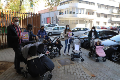Algunos de los padres y madres movilizados contra la subida de la cuota de las guarderías municipales.