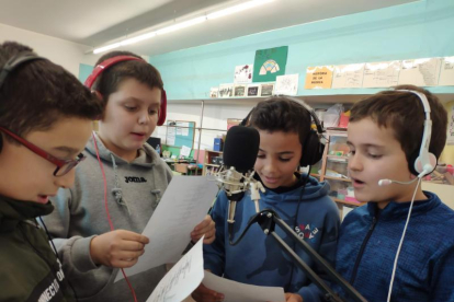 Alcarràs  -  La comunidad educativa de la Escola Parc del Saladar interpretó canciones y colgó unas cintas de colores en la valla con deseos de paz hechos por los niños y niñas de la escuela.
