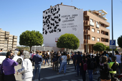 La protesta que va tenir lloc diumenge a Torrefarrera contra la censura del mural de Dejuan.