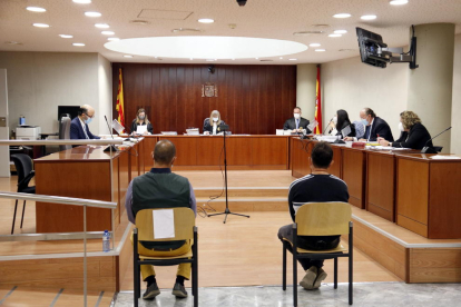 Els dos germans acusats, ahir durant la celebració del judici a l’Audiència de Lleida.