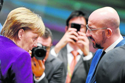 Cruce de miradas entre la canciller alemana, Angela Merkel, y el presidente del Consejo Europeo, Charles Michel.