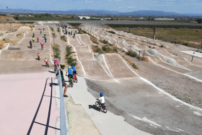 Un grup de nens a la rampa del circuit, de vuit metres d’altura i únic a Espanya.
