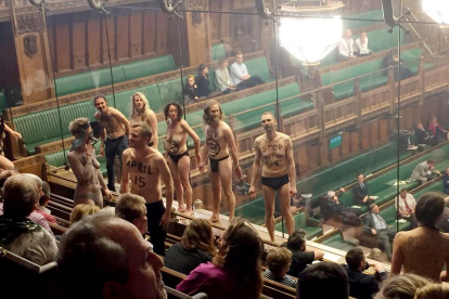Varios activistas climáticos se desnudan durante el debate del Brexit en la Cámara de los Comunes.