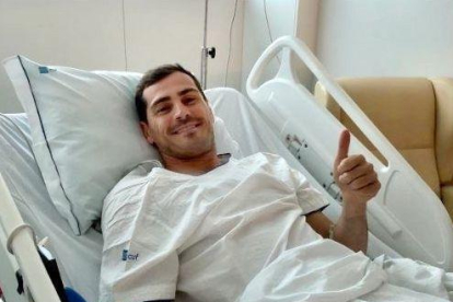 Casillas pasa su primera noche en el hospital estable