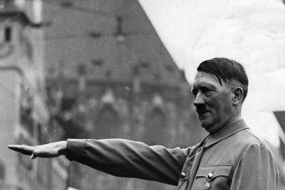 El dictador Adolf Hitler fent la salutació feixista.