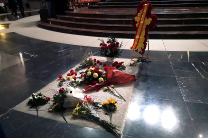 Imagen de la lápida del dictador Francisco Franco.
