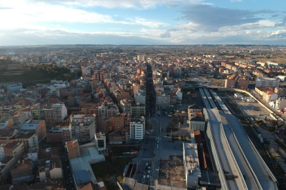 Imatge aèria del carrer Príncep de Viana, una de les més freqüentades i sorolloses de la ciutat.