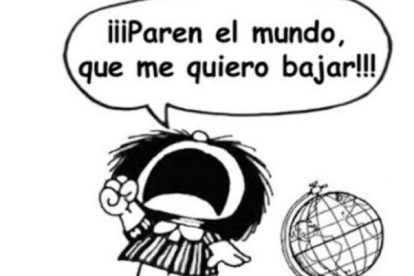 Imatge d’arxiu de Quino acariciant una figura del seu personatge Mafalda.