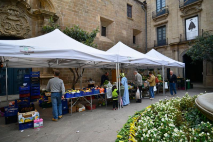 Imatge d’arxiu del mercat setmanal al centre de Solsona.