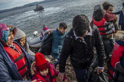 Llegada de decenas de refugiados desde Turquía a la isla griega de Lesbos.