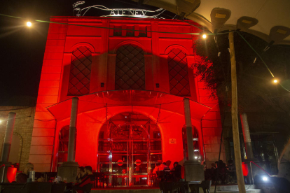 La façana del Teatre Ateneu i la font del Pati de Tàrrega es van il·luminar ahir a la nit de roig.