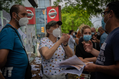 Protesta de trabajadores de Nissan, este sábado, ante un concesionario en L’Hospitalet.