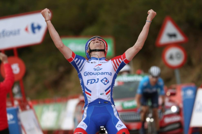 David Gaudu celebra el triomf d’etapa a La Farrapona.