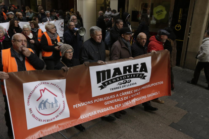 Imagen de personas manifestándose en la marcha convocada ayer en Lleida.