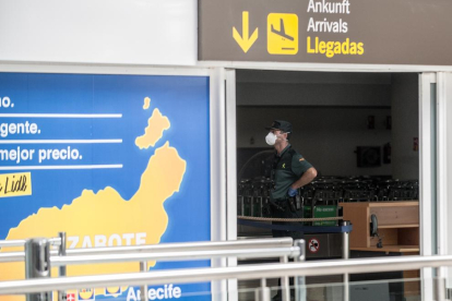 Un agent vigila les arribades de l’aeroport de Lanzarote.
