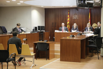 El acusado durante el juicio que se celebró ayer en la Audiencia de Lleida. 