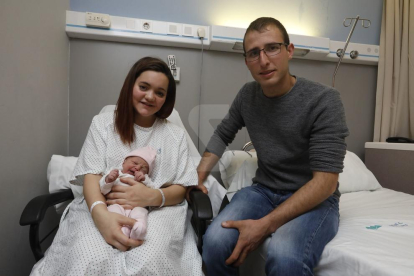 Vanessa y Francesc, con la pequeña Irene, que nació en el Hospital del Pallars de Tremp.