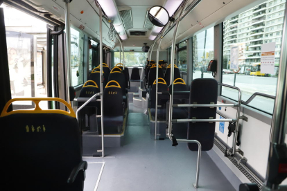 Autobuses vacíos en la capital  -  La propagación del coronavirus y el confinamiento de la ciudadanía ha hecho que los autobuses urbanos hayan perdido más del 90% de su clientela, como se ve en la imagen. Por otro lado, Renfe anunció el lunes  ...