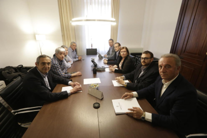 La reunió de la Diputació amb el president del consell del Sobirà i els alcaldes de les Valls d'Àneu.