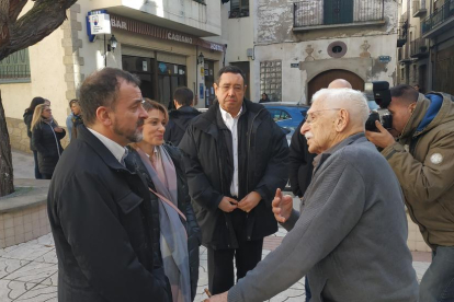 Un militant històric d’ERC, Josep Tarruella, va saludar el conseller Bosch a l’arribada a Camarasa.