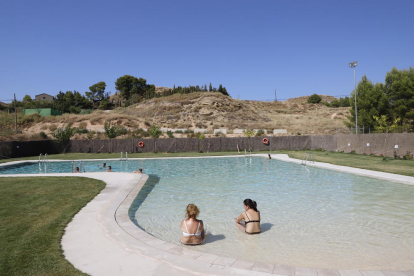 Alfés va obrir ahir les piscines al cap de 5 dies. És una de les localitats afectades per la decisió del jutge.