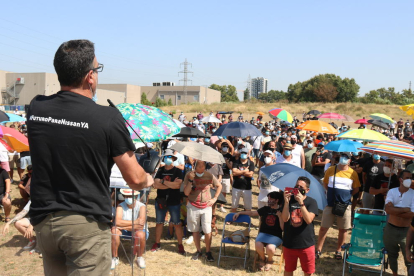 Trabajadores de Nissan, ayer, en la asamblea celebrada al aire libre en Montcada i Reixac.
