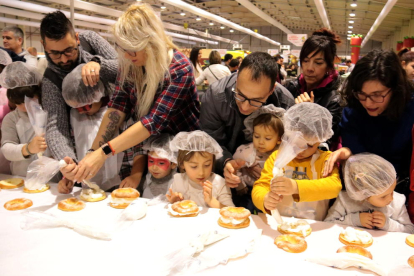 Més de 300 nens elaboren tortells de Reis al Cucalòcum de Lleida