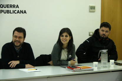 El coordinador nacional d'ERC, Pere Aragonès; la secretària general adjunta, Marta Vilalta, i el cap d'ERC al Congrés, Gabriel Rufián.