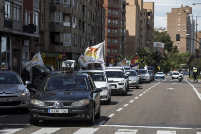 Una marxa de mig centenar de vehicles per Saragossa, una de l’escasses manifestacions del dia.