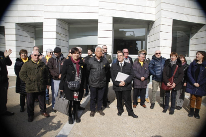 Enric Sirven, en el centro, junto a sus abogados ayer antes de declarar en los juzgados de Lleida. 