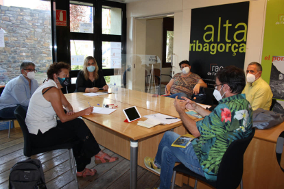 Imatge de la reunió de dimarts entre l’IEI i la Ribagorça per parlar del nou festival.