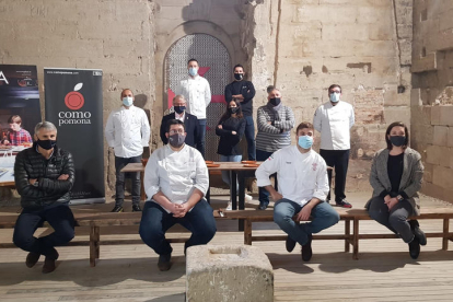 Els xefs de diferents restaurants de Lleida i comarques de Ponent que s'han sumat a la campanya per fomentar sopars gastronòmics a partir de dos quarts de vuit de vespre.