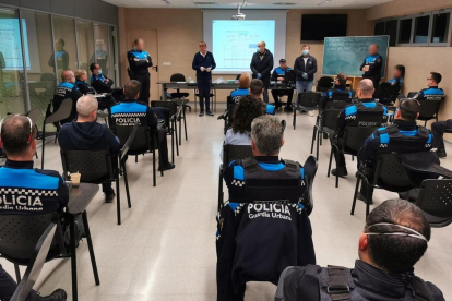 El alcalde de Lleida, Miquel Pueyo, ha asistido hoy al briefing de la mañana de la Guardia Urbana con los mandos y agentes de servicio