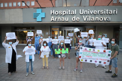Un momento de la protesta de profesionales sanitarios frente a la entrada principal del Arnau.