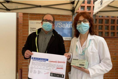 L'entrega d'entrades gratuïtes de cinema als sanitaris del CAP de Tàrrega de la mà dels responsables del Circuït Urgellenc.