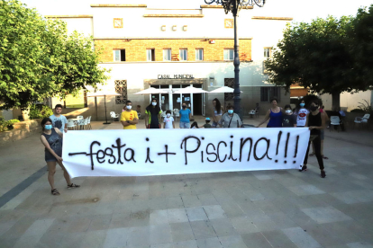 La concentració d’ahir de veïns de Sarroca de Lleida contra la decisió de no obrir les piscines.