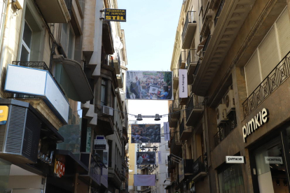 El carrer Major de Lleida acull una exposició de fotografies de gran format sobre l'1-O