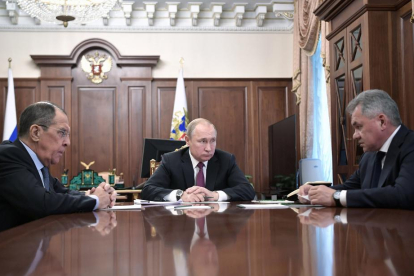 Vladímir Putin durant una reunió amb ministres, ahir a Moscou.