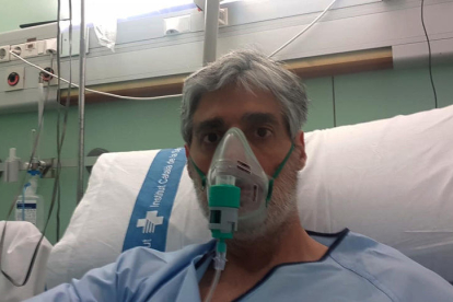 Berni Tamames ayer en la habitación del Hospital Vall d’Hebron en la que permanece ingresado.