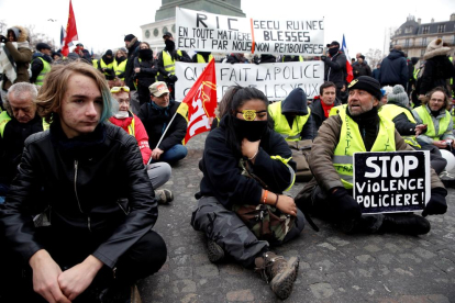 Els Armilles Grogues mantenen les protestes denunciant violència policial a París