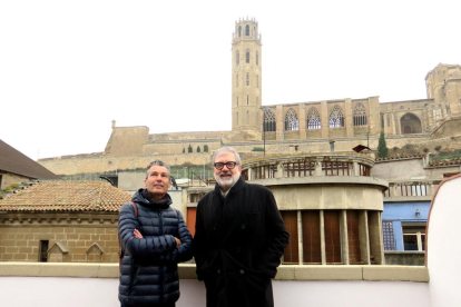 Larrosa, ahir amb el president dels API, Josep Maria Esteve, en la visita a una promoció del Barri Antic.