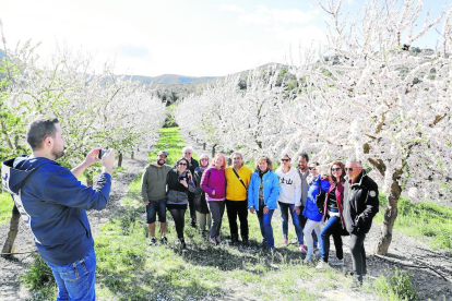 Un grup de turistes de Manresa, Barcelona i la Franja van visitar ahir els camps d’ametllers florits de la Granja.