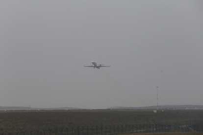 L’avió de Palma es va enlairar a primera hora de la tarda en una jornada amb boira a Alguaire.
